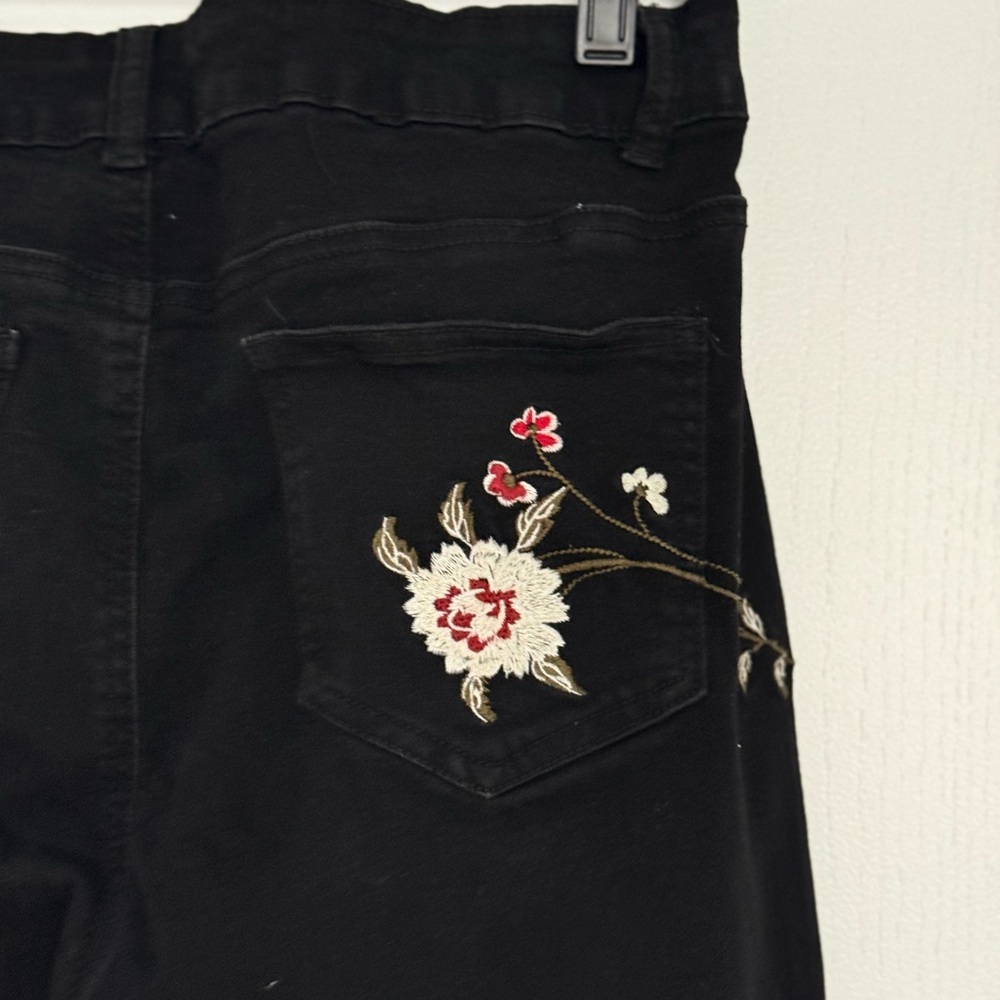 Black Floral Embroidered Women’s Jeans - Picture 4 of 6